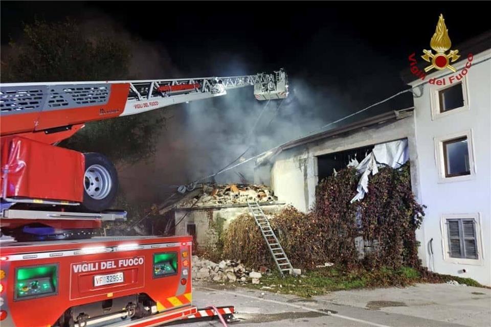 Bei der Explosion wurden drei Polizisten getötet. --/Italienische Feuerwehr/dpa