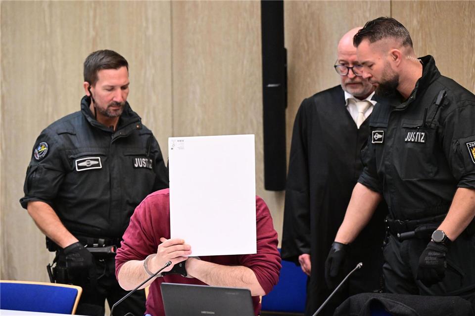 Bei der Fahrt Anfang März war der Angeklagte laut Staatsanwaltschaft gezielt auf Menschen zugefahren. Eine 83-jährige Frau und ein 54-jähriger Mann wurden getötet. (Archivbild)Bernd Weißbrod/dpa