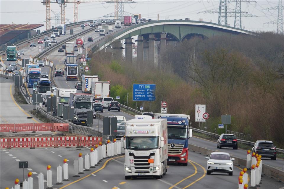 Bei der Fahrt durch die Baustelle an der Rader Hochbrücke müssen Autofahrer mehrere Verschwenkungen bewältigen. (Archivbild)Marcus Brandt/dpa