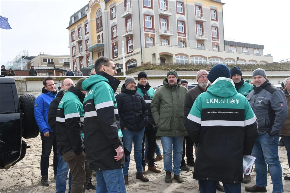 Bei der Fahrt mit Geländefahrzeugen haben sich Experten entlang der Strände von Hörnum bis nach List ein Bild von den Schäden gemacht.Lea Albert/dpa