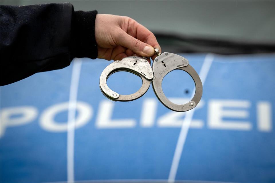 Bei der Festnahme eskaliert die Situation laut Polizei: Beamte werden verletzt. (Symbolbild)Soeren Stache/dpa