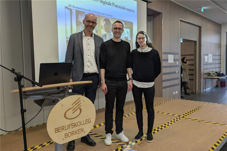 Bei der Fortbildung (von links): Schulleiter Ansgar Plaßmann, Joscha Falck sowie die Digitalbeauftragte des Berufskollegs, Carola Leutermann.