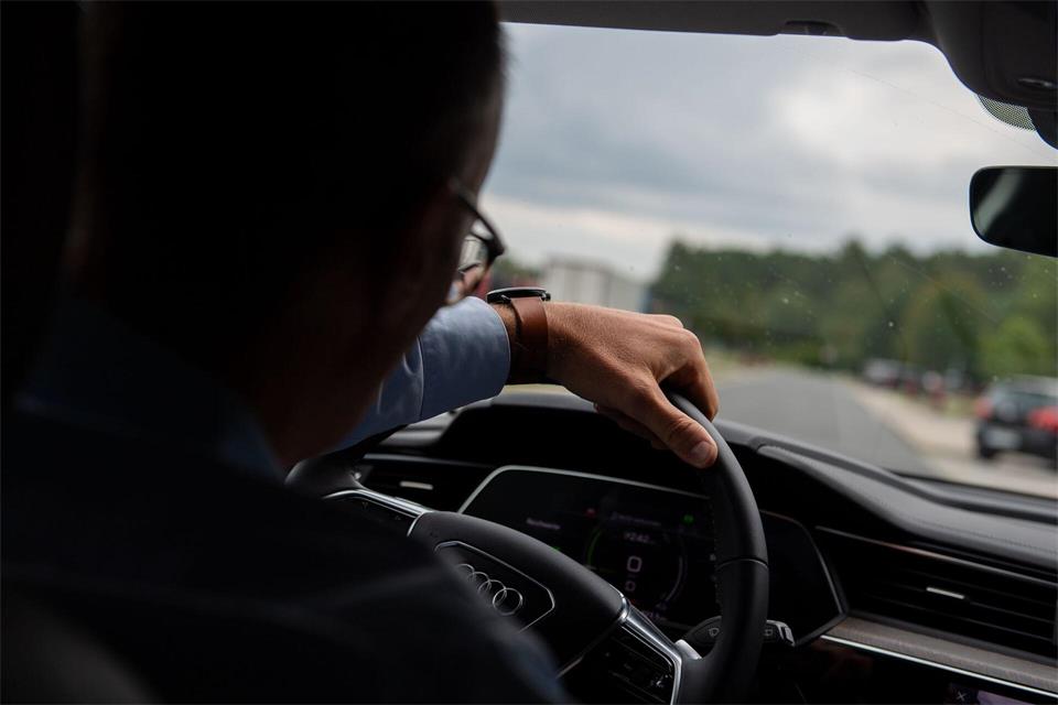 Bei der Frage der Nutzung eines Privatwagens lohnt ein Blick in den Arbeitsvertrag.picture alliance/dpa/dpa-tmn