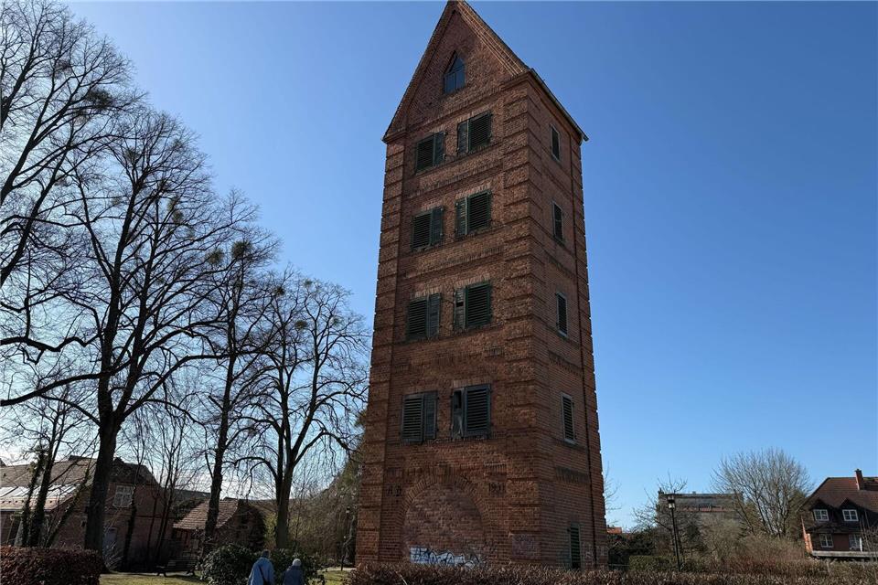 Bei der Frühjahrsauktion der Norddeutschen Grundstücksauktionen am 5. März in Hamburg wird ein historischer Turm zum Trocknen von Feuerwehrschläuchen in Ludwigslust aufgerufen.Iris Leithold/dpa