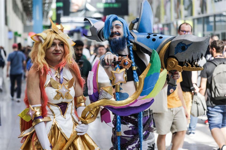 Bei der Gamescom kommen immer wieder einige Besucherinnen und Besucher als Cosplayer bunt kostümiert. (Archivbild)Oliver Berg/dpa