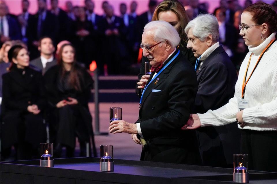 Bei der Gedenkfeier zum 80. Jahrestag der Befreiung des ehemaligen deutschen Konzentrations- und Vernichtungslagers Auschwitz-Birkenau stellt Leon Weintraub eine Kerze auf. (Archivbild)Czarek Sokolowski/AP/dpa