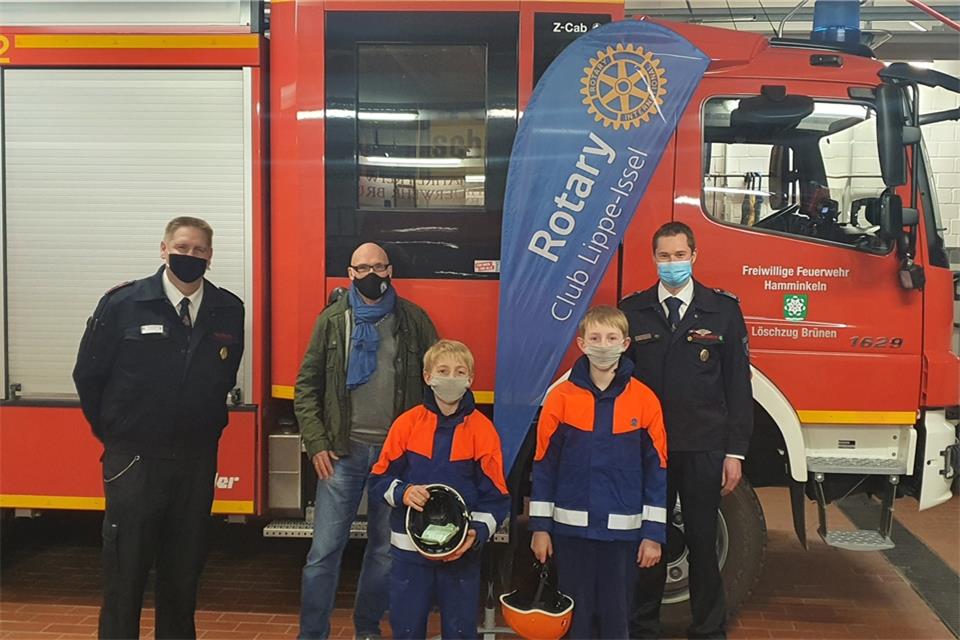 Bei der Geldübergabe (hinten von links): Thorsten Holsteg (Jugendwart), Ingo Bülow, Präsident des RC Lippe-Issel, Martin Vorholt (stellvertretender Wehrführer) und vorne die jungen Feuerwehrkräfte Jan und Marvin.