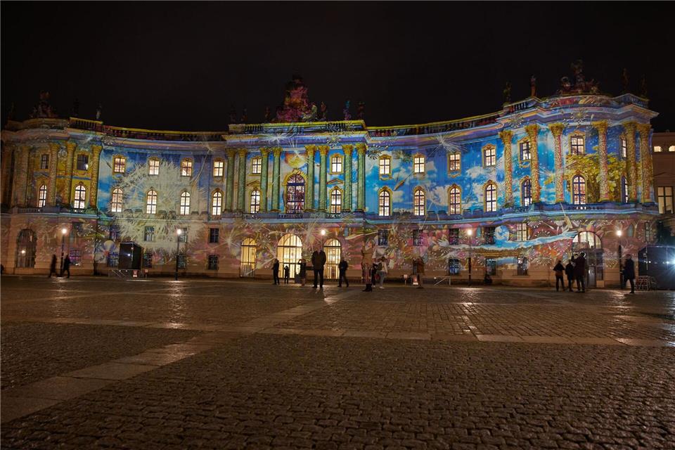 Bei der Generalprobe für das „Festival of Lights“ war die juristische Fakultät der Humboldt-Universität in buntes Licht getaucht. J�rg Carstensen/dpa