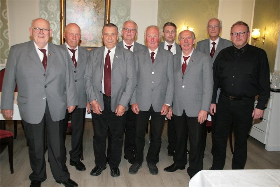 Bei der Generalversammlung des MGV Gemen: Vorsitzender Günter Lohkamp (links) und Chorleiter Stephan Lemanski (rechts), dazwischen die Geehrten.