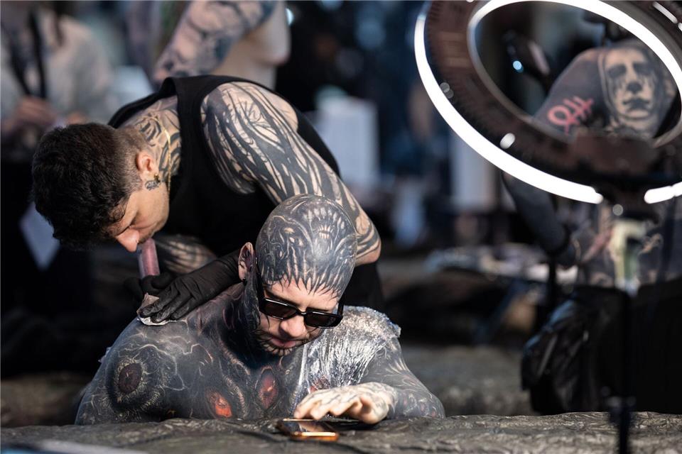 Bei der „Gods of Ink“ wird live vor Publikum tätowiert.Boris Roessler/dpa