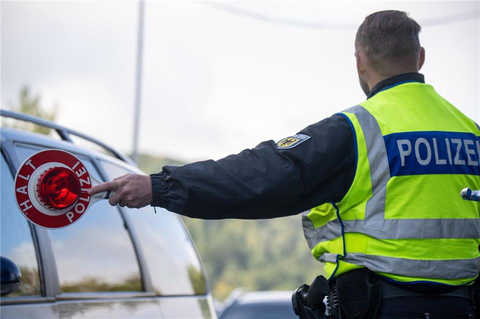 Bei der Grenzkontrolle stellte die Polizei illegale Böller sicher. (Symbolbild)Harald Tittel/dpa