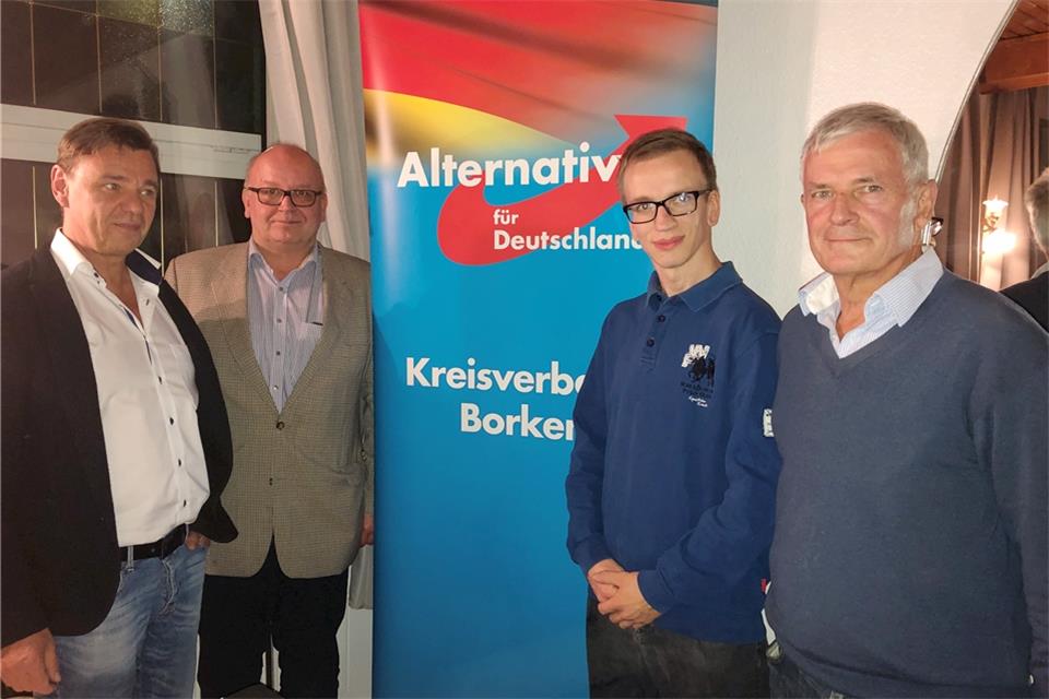 „Nur die dümmsten Kälber wählen ihre Metzger selber“ Bei der Gründungsversammlung (von links): Andre Ludwig (Sprecher Kreisverband), Dr. Wienand Geuking (Sprecher Gemeindeverband), sein Stellvertreter Benedikt Wanke sowie Kreistagsmitglied Alfred Heitmann.