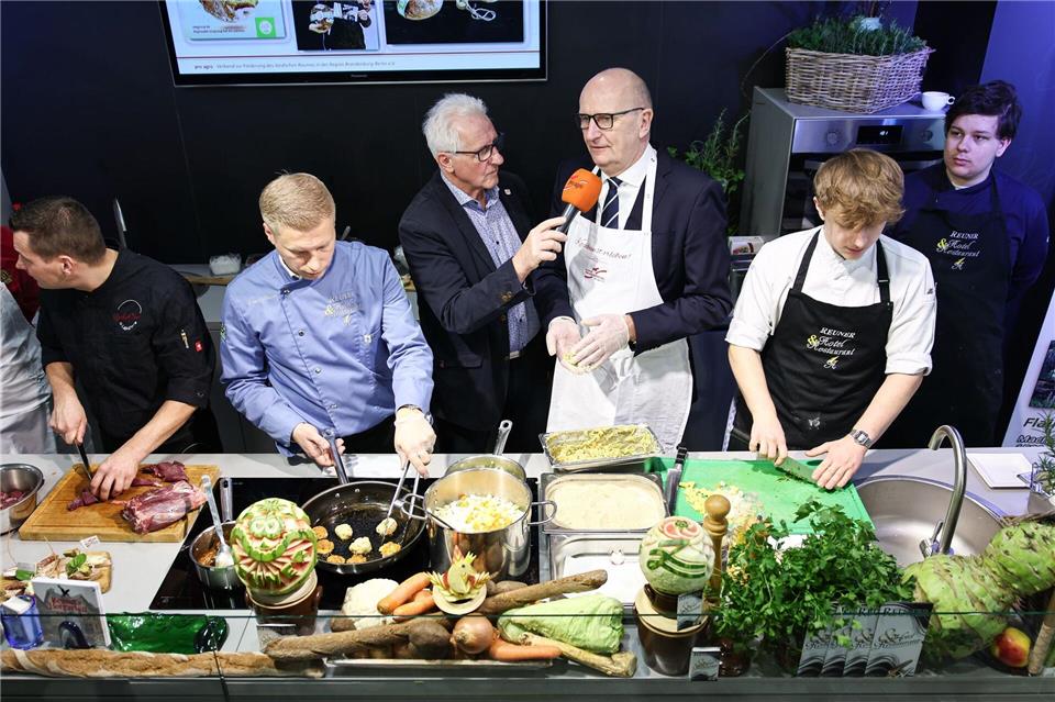 Bei der Grünen Woche 2025 legte Brandenburgs Ministerpräsident Dietmar Woidke in der Showküche der Brandenburg-Halle die Kochschürze um.Hannes P. Albert/dpa