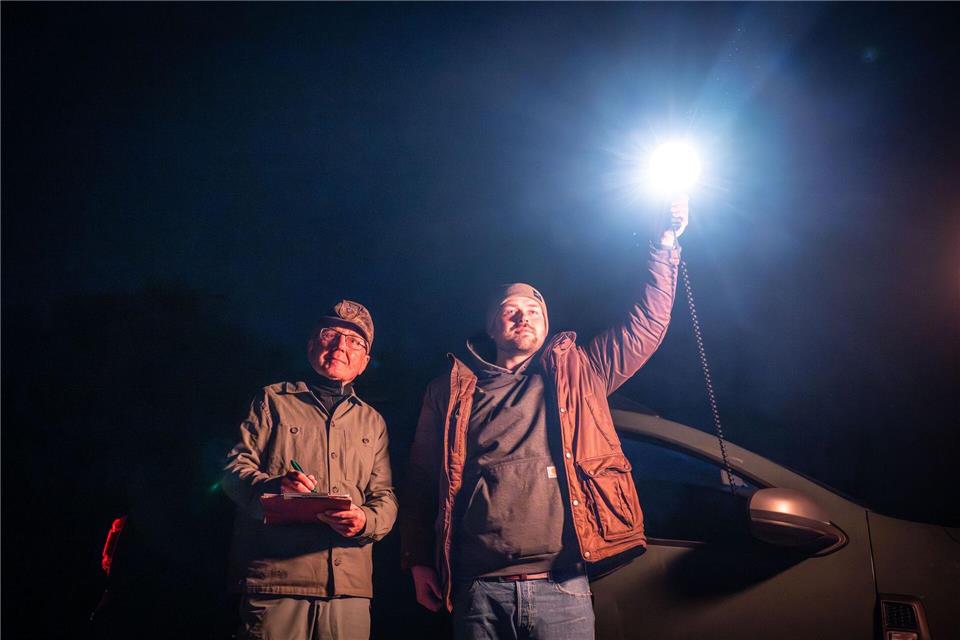 Bei der Hasenzählung wird der Acker mit einem Suchscheinwerfer abgeleuchtet. Boris Roessler/dpa