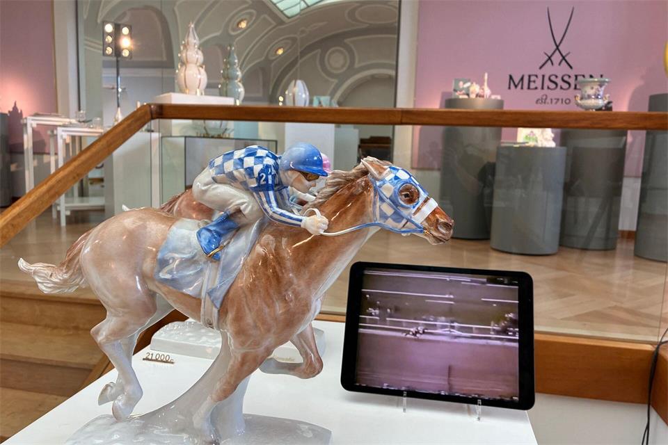 Bei der Hausmesse der Staatlichen Porzellan-Manufaktur Meissen werden neue Kreationen aus der Produktion gezeigt, darunter die Figur eines Rennpferds mit Jockey. Jörg Schurig/dpa