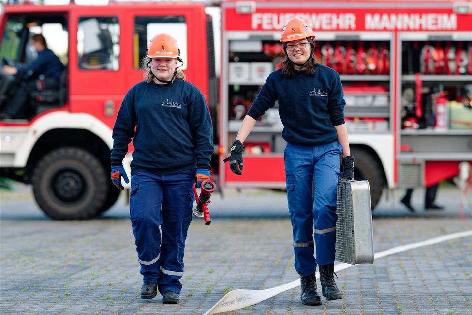 Bei der Jugendfeuerwehr in Mannheim üben Jugendliche Feuer löschen, Menschen retten und Teamarbeit. Uwe Anspach/dpa