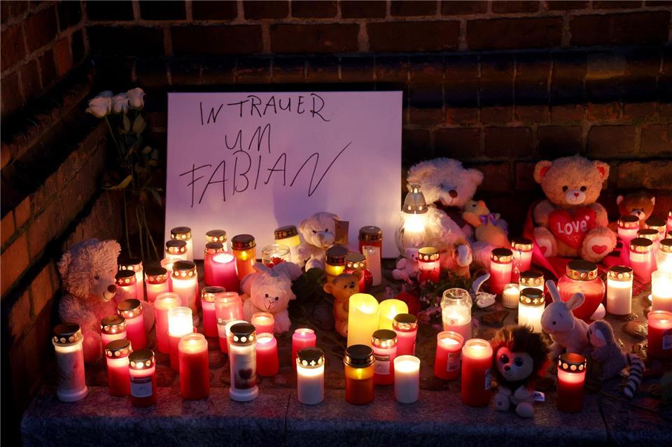 Bei der Kinderleiche, die in einem Wald nahe Güstrow gefunden wurde, handelt es sich laut Polizei mit hoher Wahrscheinlichkeit um den achtjährigen Fabian aus Güstrow. In der Stadt herrscht Fassungslosigkeit und Trauer.  Bernd Wüstneck/dpa