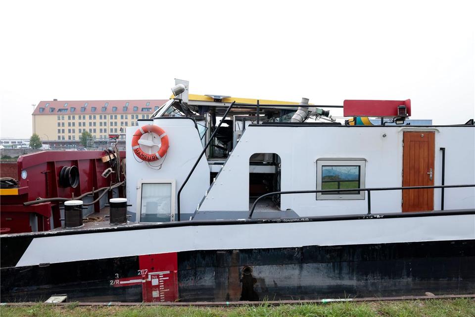 Bei der Kollision mit einer Brücke wurde das Führerhaus eines Schiffes auf dem Stichkanal in Osnabrück beschädigt. David Ebener/dpa