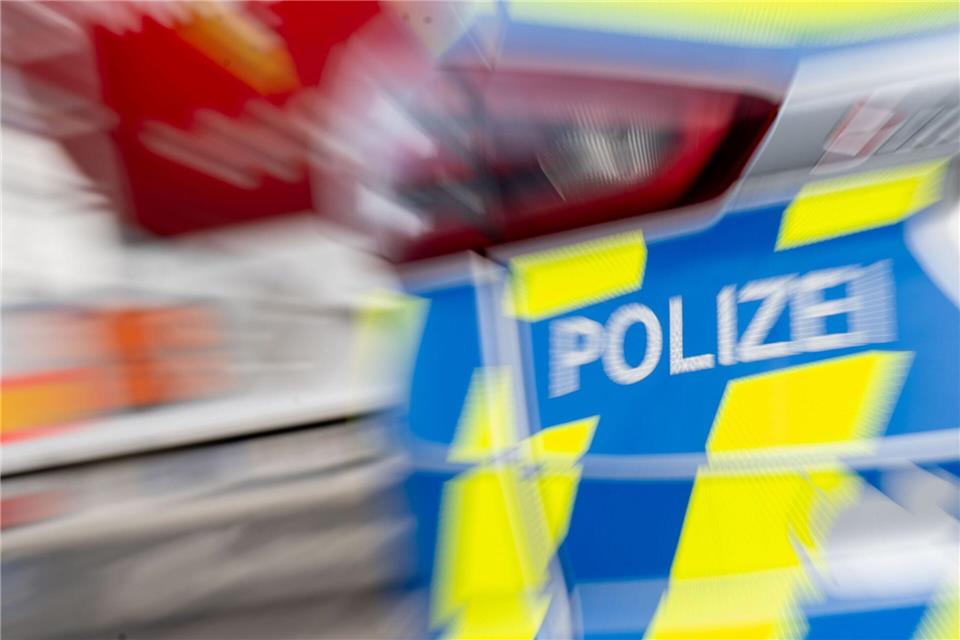 Bei der Kollision mit einer Hauswand wird ein junger Autofahrer leicht verletzt. (Symbolbild)Hendrik Schmidt/dpa