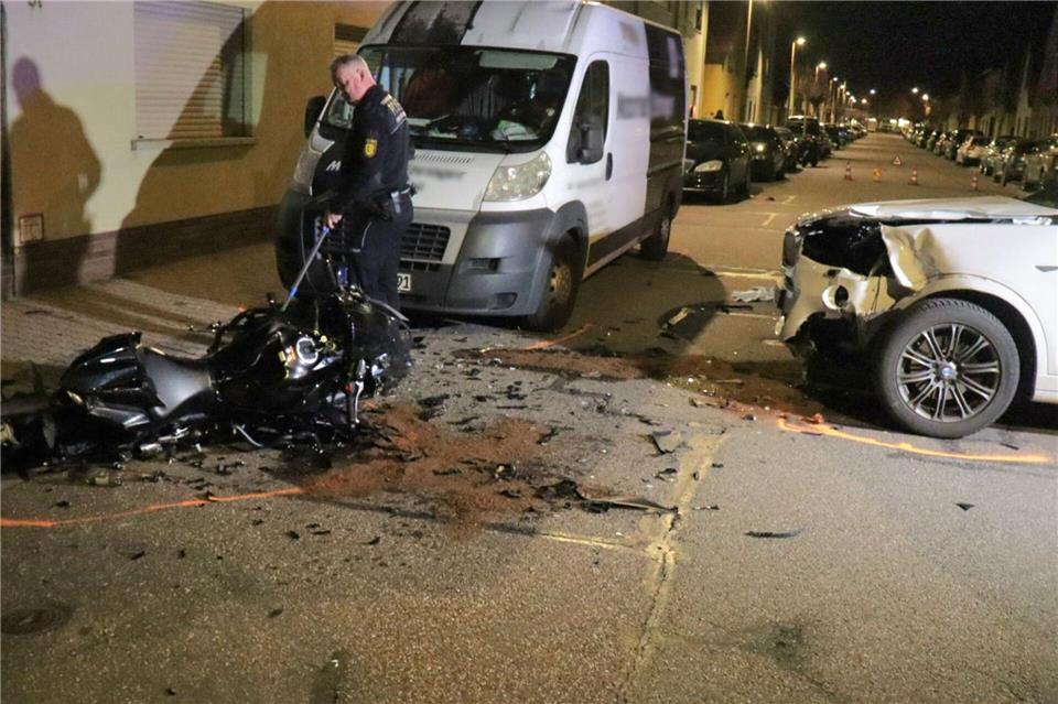 Bei der Kollision wurde der 19-Jährige von seinem Motorrad auf einen geparkten Transporter geschleudert.René Priebe/René Priebe /dpa