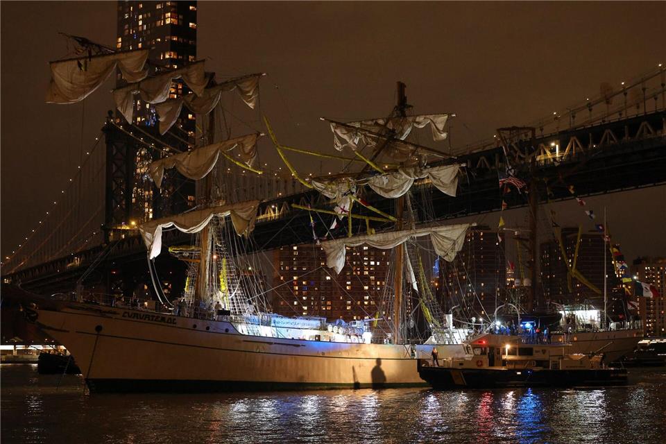 Bei der Kollision wurden unter anderem die Masten des Schiffes beschädigt. Yuki Iwamura/AP/dpa