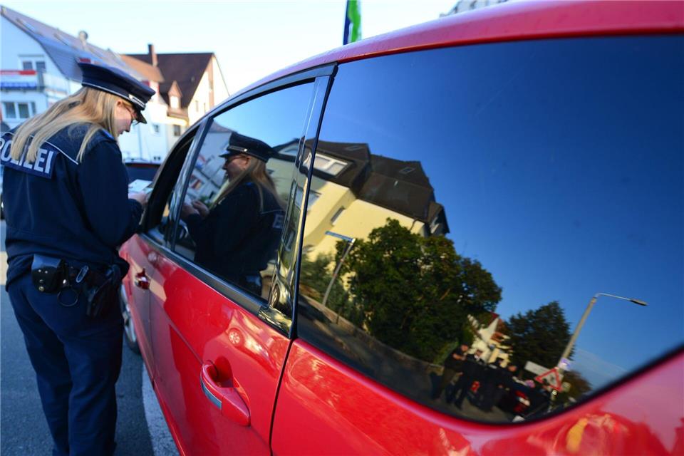 Bei der Kontrolle den Fahrzeugschein digital auf dem Smartphone zeigen: Das geht nun mit der i-Kfz-App.picture alliance / dpa-tmn