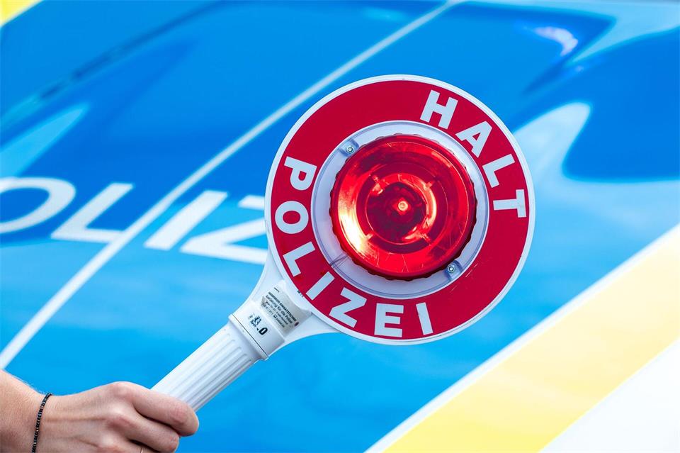 Bei der Kontrolle entdeckten die Beamten ein Drogenversteck im Bereich der Rücksitzbank. (Symbolbild)Laszlo Pinter/dpa