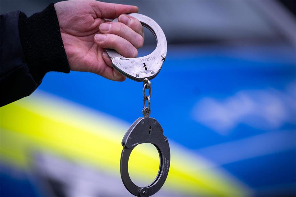 Bei der Kontrolle nahmen die Bundespolizisten den Mann und die Frau fest. (Symbolbild)Soeren Stache/dpa