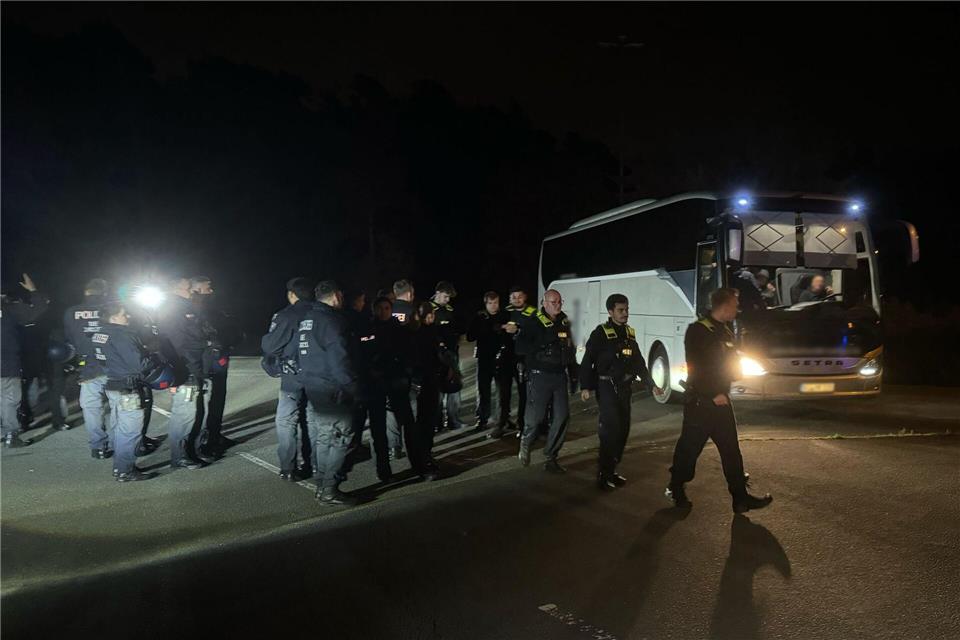 Bei der Kontrolle von Fußballfans auf der ehemaligen Raststätte Berlin-Dreilinden ist ein Polizist aus Brandenburg bei einem Übergriff schwer verletzt worden. Sven Kaeuler/dpa