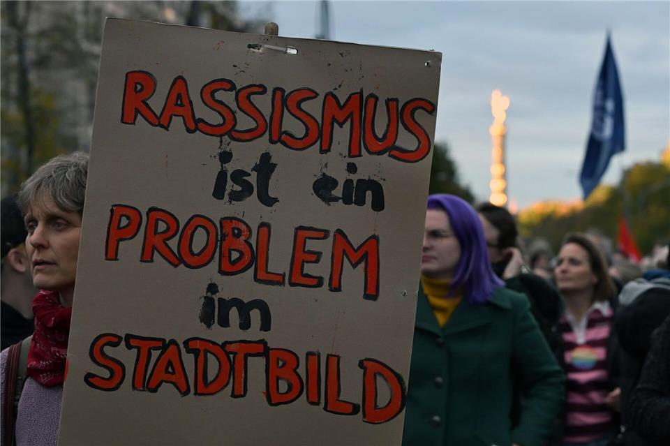 „Wir sind die Töchter“ - Tausende protestieren vor CDU Bei der Kundgebung ertönten auch immer wieder „Wir, wir, wir sind die Töchter“-Rufe.Lilli Förter/dpa