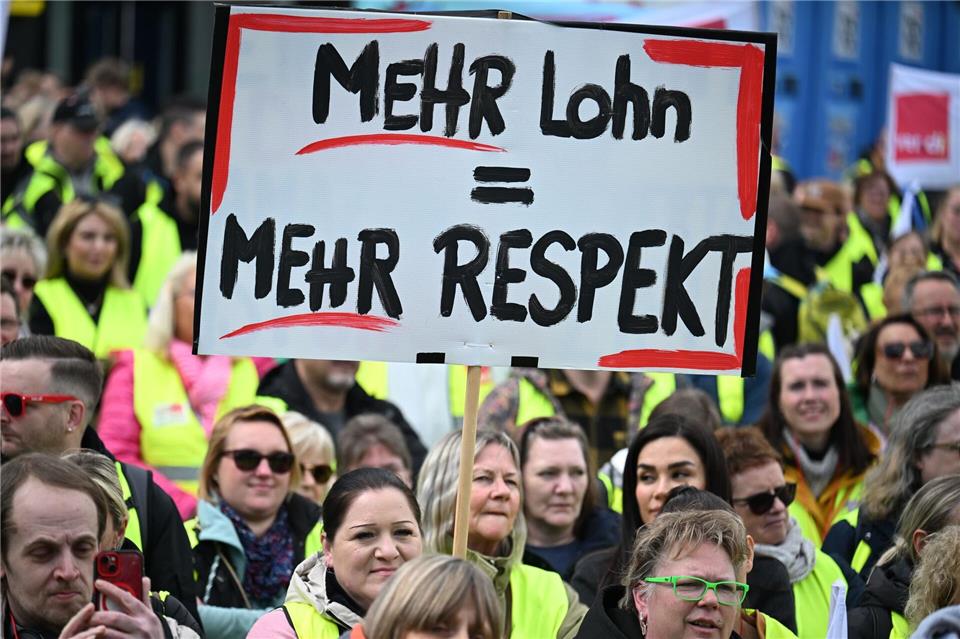 Bei der Kundgebung in Dortmund forderten zahlreiche Menschen mehr Lohn im Handel.Federico Gambarini/dpa