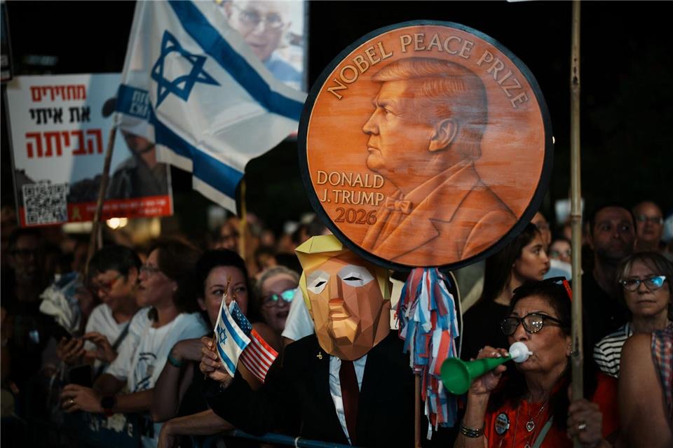 Bei der Kundgebung in Tel Aviv waren „Danke Trump“-Sprechchöre zu hören.Emilio Morenatti/AP/dpa