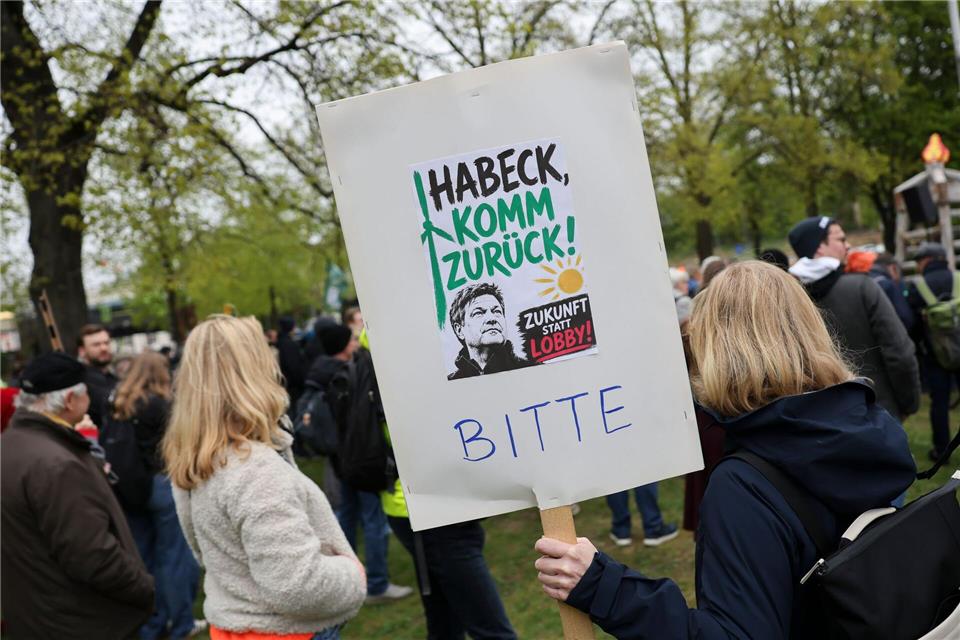 Bei der Kundgebung in der Hamburger Innenstadt kritisierten Teilnehmer etwa Bundeswirtschaftsministerin Katharina Reiche, für ihren Vorgänger Robert Habeck gab es auf diesem Plakat dagegen Zuspruch.Christian Charisius/dpa