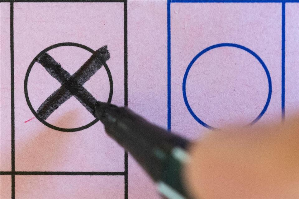 Bei der Landtagswahl in Baden-Württemberg haben die Menschen wegen eines neuen Wahlrechts erstmals zwei Stimmen. (Archivbild)Marijan Murat/dpa