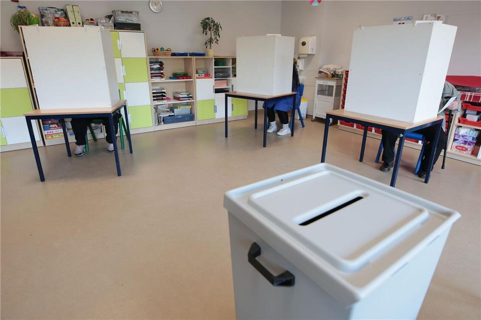 Bei der Landtagswahl soll am 6. September alles ordnungsgemäß ablaufen. Dafür sorgt auch die Landeswahlleiterin. (Archivbild)Matthias Bein/dpa