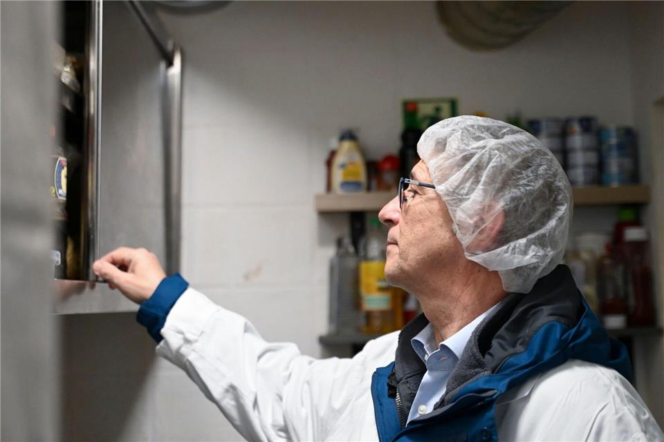 Bei der Lebensmittelkontrolle muss man genau hinschauen. Katharina Kausche/dpa