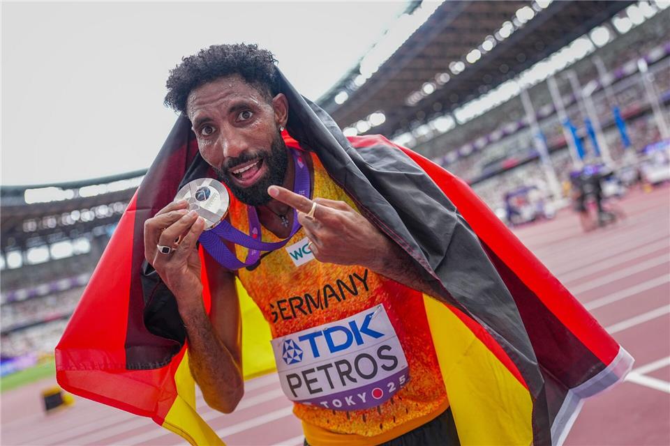 Bei der Leichtathletik-WM bejubelte Amanal Petros Silber im Marathon. (Archivbild)Michael Kappeler/dpa