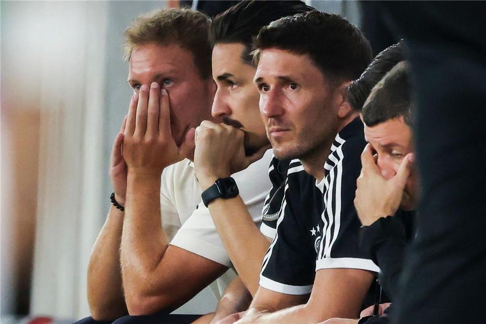 Bei der Leistung konnte auch der Bundestrainer (l.) nicht immer hinschauen. Christian Charisius/dpa