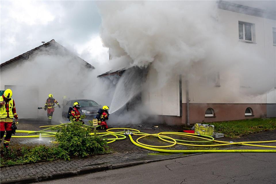 Bei der Leitstelle waren Meldungen über ein in voller Ausdehnung brennendes Wohnhaus eingegangen. Im Garten entdeckten Einsatzkräfte dann die Leiche. Markus Klümper/dpa
