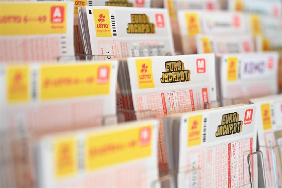 Bei der Lotterie Eurojackpot hat ein Niedersachse knapp 1,3 Millionen Euro gewonnen. (Symbolbild)Shireen Broszies/dpa
