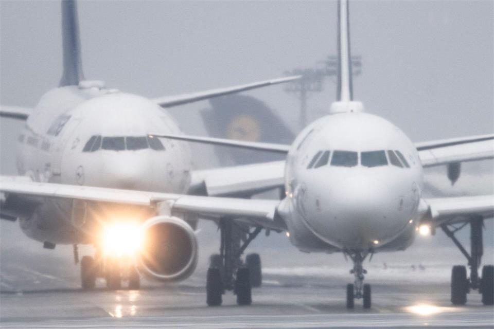 Bei der Lufthansa-Tochter City Airlines haben Kabinenbeschäftigte künftig die Wahl zwischen einer betrieblichen Altersvorsorge und einer Sofortauszahlung. (Symbolbild) Boris Roessler/dpa