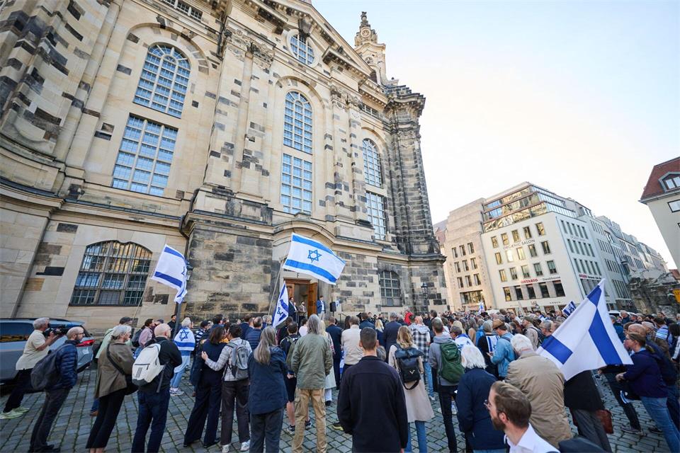 Bei der Mahnwache an der Dresdner Frauenkirche waren Kultusminister Conrad Clemens (CDU), Dresdens Kulturbürgermeisterin Annekatrin Klepsch (Linke) sowie der ehemalige Tagesschau-Sprecher und Autor Constantin Schreiber geladen.Robert Michael/dpa