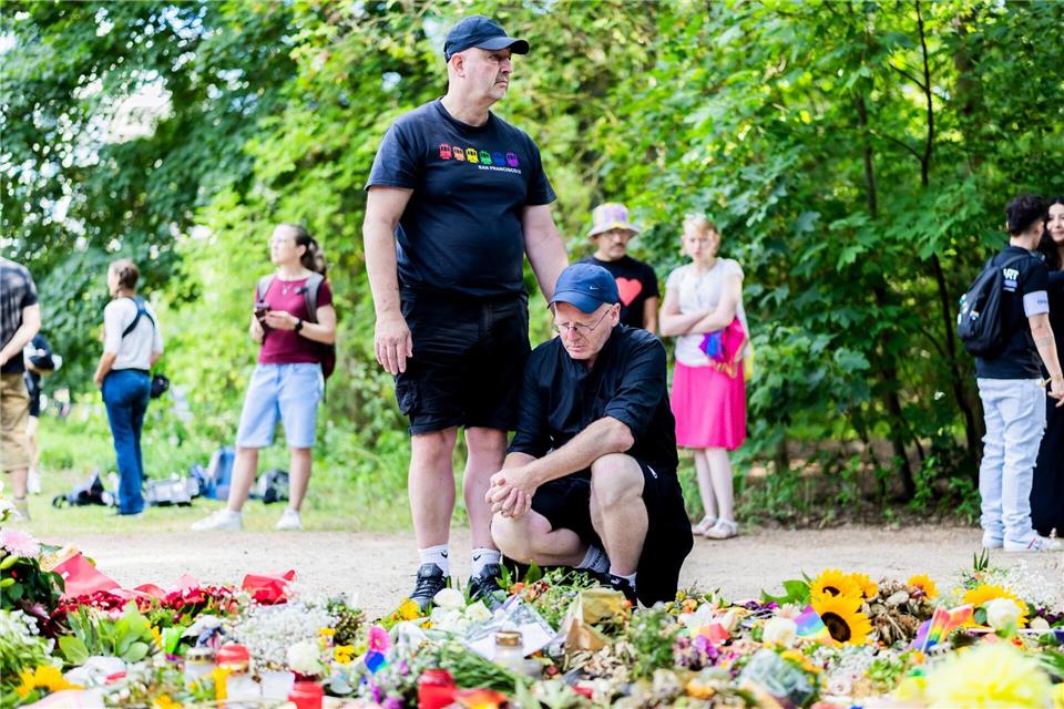 Bei der Mahnwache für die Opfer des islamistischen Anschlags im Berliner Tiergarten war auch Platz für Trauer.  Christoph Soeder/dpa