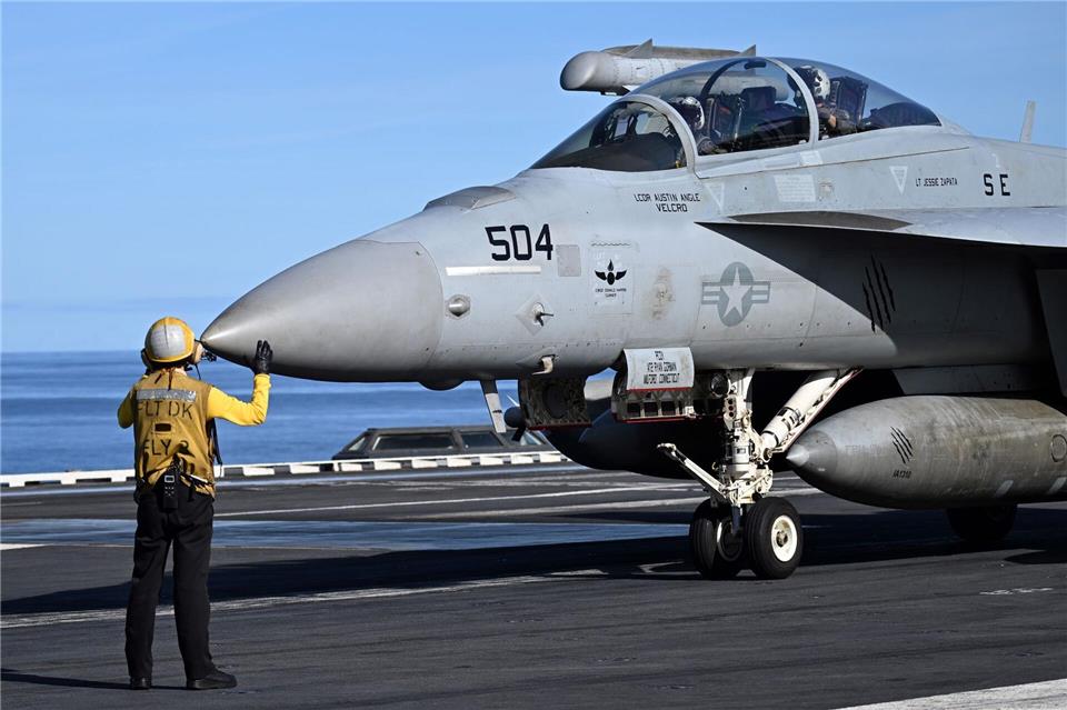 Bilder des Tages Bei der Nato-Übung „Neptun Strike 25“ in der Nordsee vor Norwegen wird ein Kampfflugzeug auf dem US-Flugzeugträger USS Gerald R. Ford in Position gebracht. Federico Gambarini/dpa