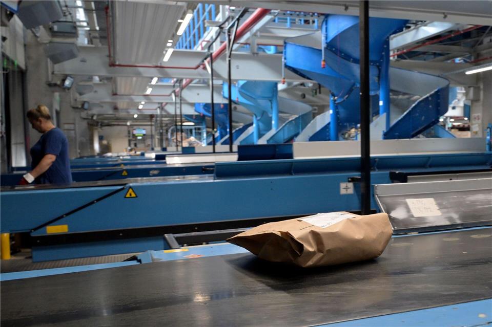 Bei der Otto-Tochter Hermes fallen bis zu 850 Stellen weg. (Archivbild Logistikzentrum.) Michael Bahlo/dpa