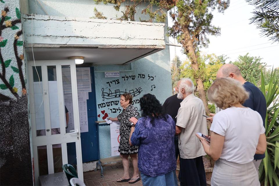 Bei der Parlamentswahl in Israel zeichnete sich eine hohe Beteiligung ab. Vielerorts bildeten sich vor den Wahllokalen Schlangen. Foto aktuellGil Cohen-Magen/dpa