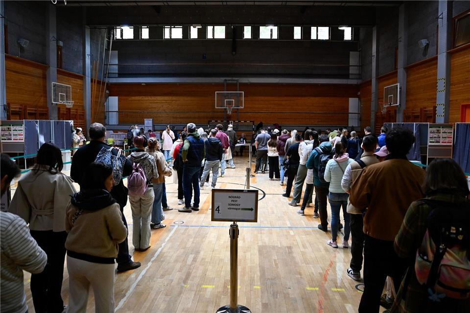 Bei der Parlamentswahl in Ungarn zeichnet sich eine hohe Beteiligung ab.Denes Erdos/AP/dpa