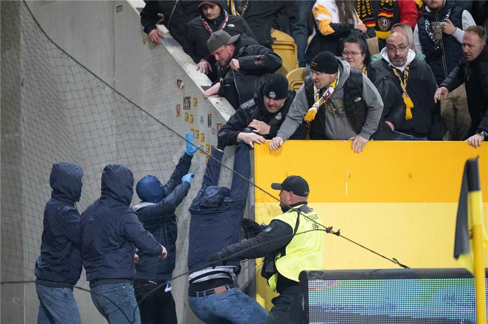 Bei der Partie Dresden gegen Hertha BSC kam es zu Ausschreitungen der Fans. (Archivbild)Sebastian Kahnert/dpa