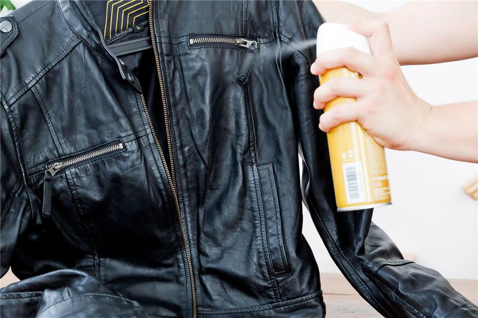 Bei der Pflege der Motorradkleidung gilt: lieber regelmäßig und früh, um Rissbildung im Leder zu verhindern.Monique Wüstenhagen/dpa-tmn