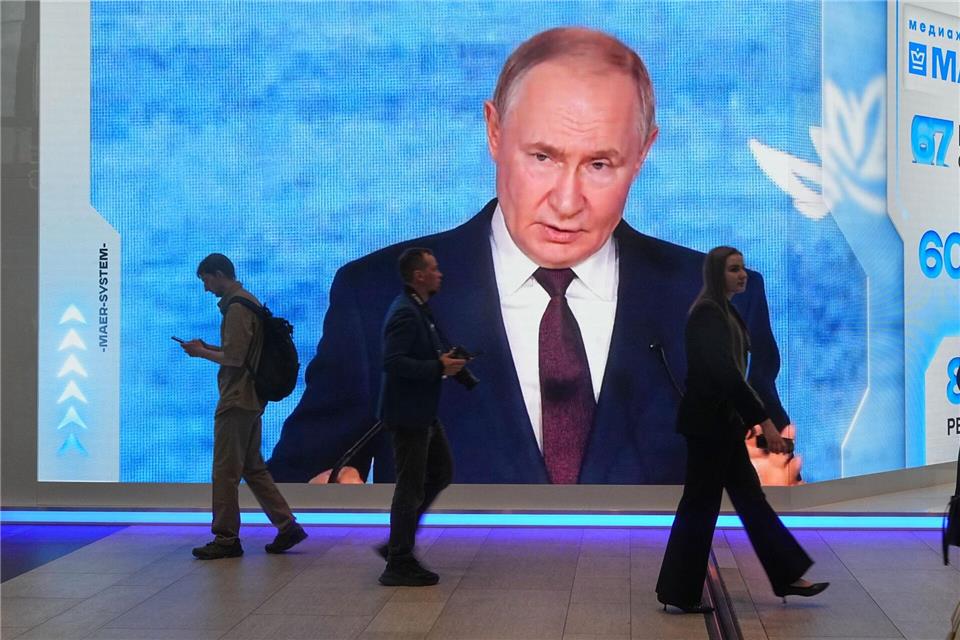 Bei der Plenarsitzung am Nachmittag hält Putin traditionell eine Rede zur Weltpolitik und der wirtschaftlichen Lage Russlands und beantwortet Fragen.Dmitri Lovetsky/AP/dpa